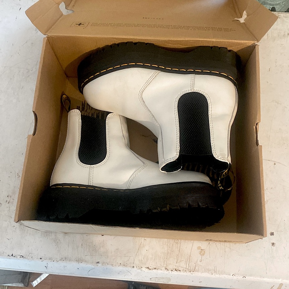 2976 platform Chelsea Doc Martens